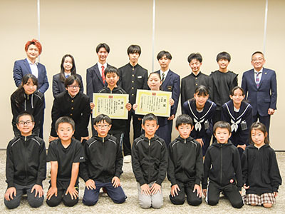 記念撮影を受ける日本太鼓保存会メンバーと浅野市長の写真