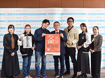 映画のポスターを浅野市長とスタッフらが持っている写真
