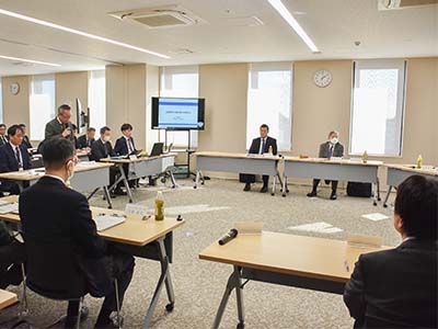 第3回水質改善対策委員会の開催にあたり、あいさつを行う浅野市長の写真