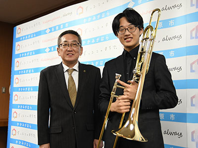 岩間さんと市長の記念写真