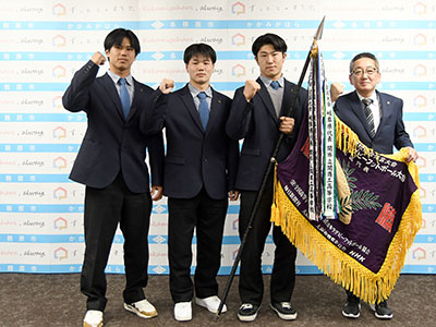 全国大会出場メンバーと浅野市長の記念写真