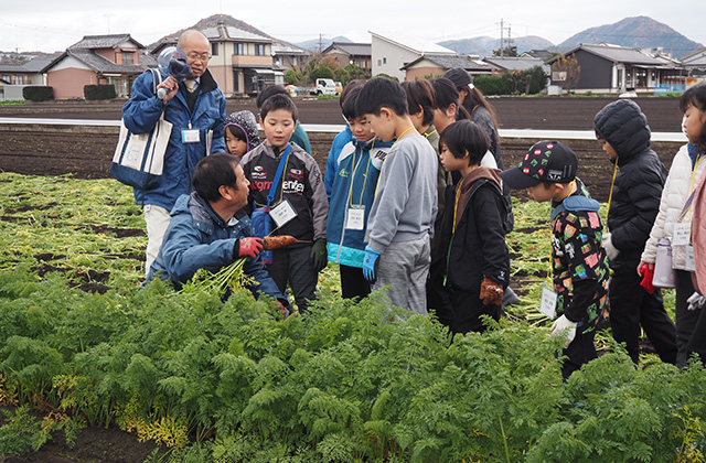 かかみがはら寺子屋事業 ものづくり見学事業 「各務原にんじんコース」の写真