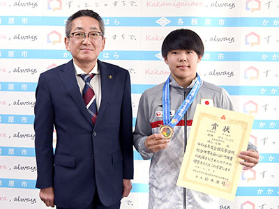 浅野市長と横山さんの記念写真