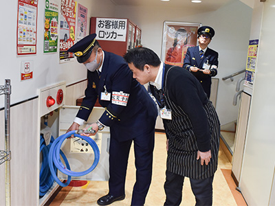 散水ホースをチェックしている写真