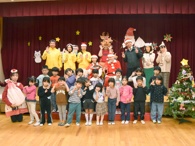 園児とサンタクロースの集合写真