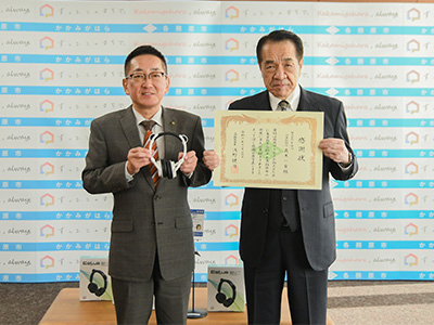 記念撮影を受ける株式会社イチワの高木一重代表取締役と浅野市長