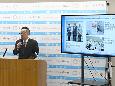 会見で10大ニュースを発表する浅野市長の写真