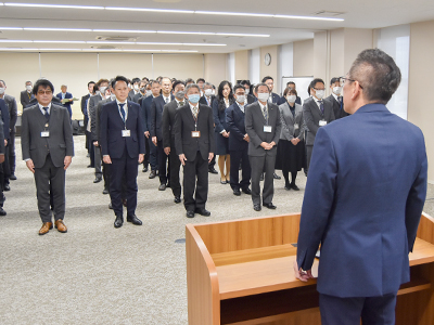 市長の訓示をうける職員