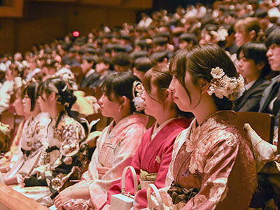 二十歳を迎える式典の参加者たちの写真