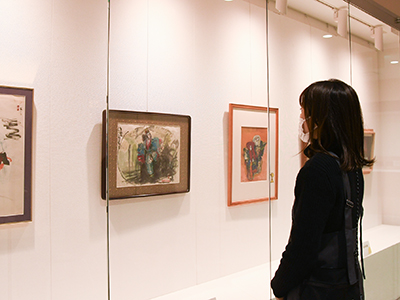 展示を見る来庁者