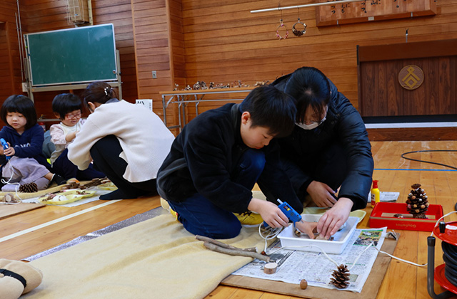 親子で挑戦！クラフト体験の写真