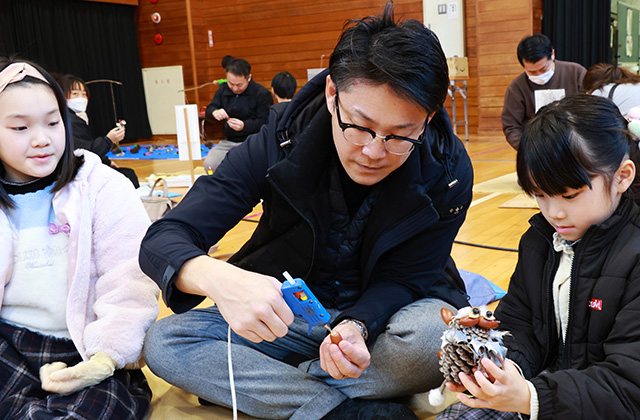 親子で挑戦！クラフト体験の写真