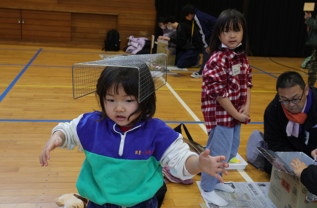 親子で楽しもう！手作り段ボール窯でピザ焼き体験の写真