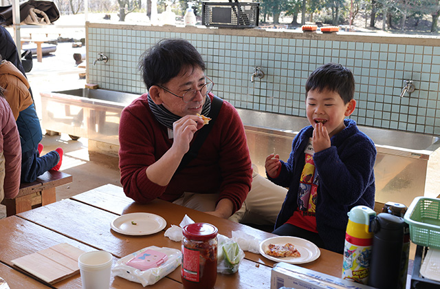 親子で楽しもう！手作り段ボール窯でピザ焼き体験の写真
