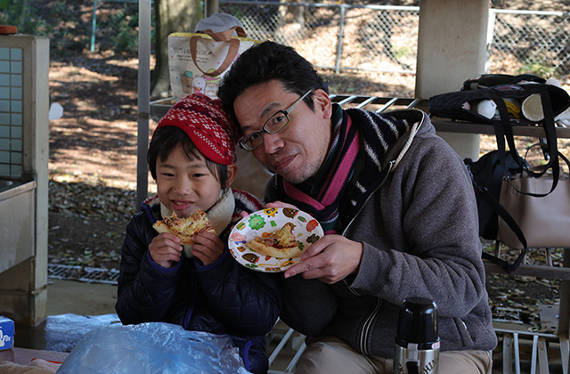 親子で楽しもう！手作り段ボール窯でピザ焼き体験の写真