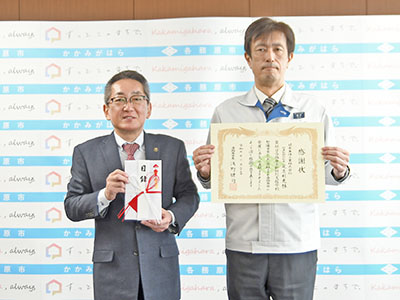 浅野市長と岐阜車体工業の桜井さんとの記念写真