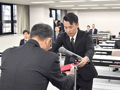 当選証書を受け取る安村亮さん