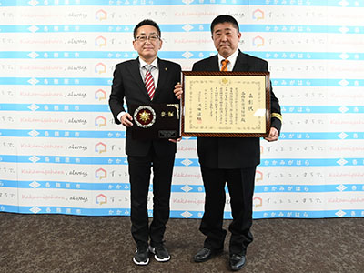 市長と廣瀬団長の記念写真