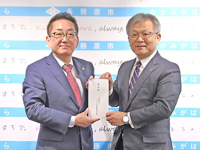 浅野市長と𠮷村理事の記念写真
