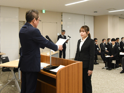 辞令交付を受ける新規採用職員