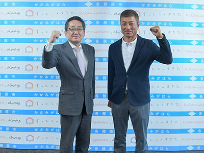 浅野市長と、力強くガッツポーズをする井上さんの写真