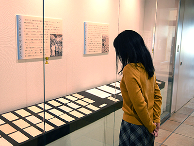 展示を見つめる来庁者