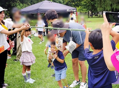 パン食い競争のようす