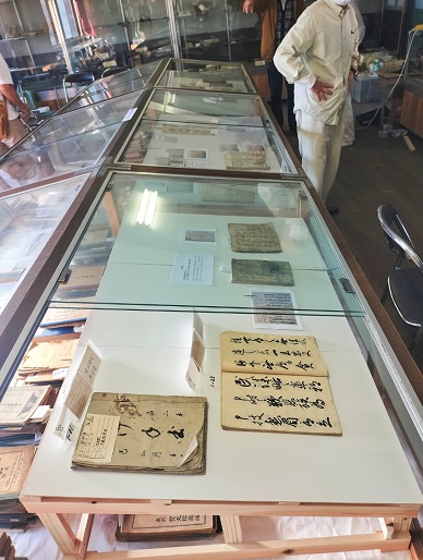 ガラスケース内に設置された展示台