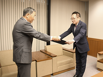 船戸委員長から当選証書を受け取る浅野市長