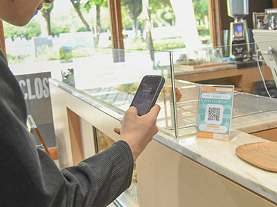 お店でQRコードを読み取る参加者