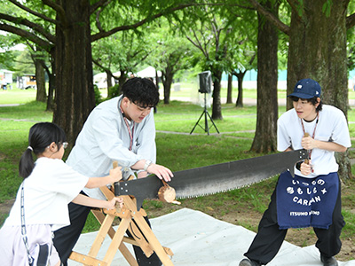 まき割り体験をする子どもの写真