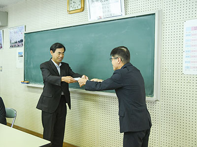委員長に選任された高口努・岐阜大学学長と、丹羽章教育長
