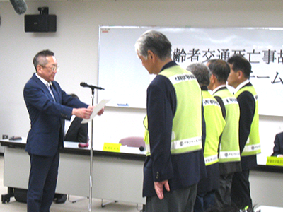 浅野市長から任命書を受け取るプロジェクトチームのエリアリーダーら