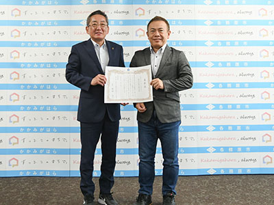 「DXセレクション2025」で優良事例として選定されたことを報告する、樋口徳室・株式会社樋口製作所代表取締役社長と、浅野市長