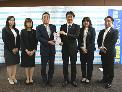 明治安田生命と浅野市長が並んでいる写真