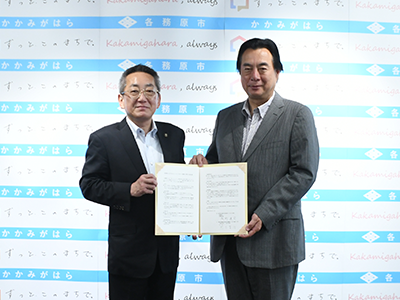 協定書を持つ浅野市長と荒木さん