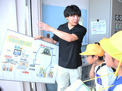 職員から説明を受け、水道水のしくみを学ぶ児童たち