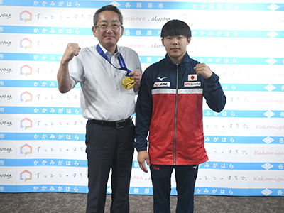 ガッツポーズをする横山大輝さんと浅野市長