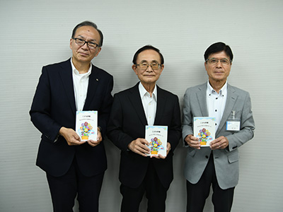 贈呈式出席者の西川事務局長、佐竹支部長、丹羽教育長