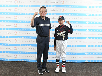 浅野市長に全国大会出場を報告した各務さん