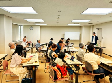 講演する杉山さん