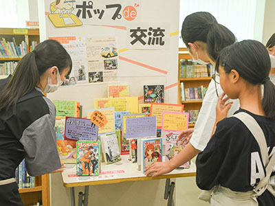 中央図書館で、作成したポップを展示するジュニア司書クラブの皆さん