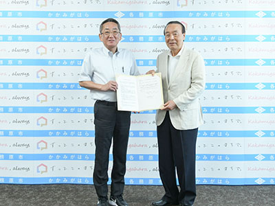災害時応援協力に関する協定を締結した浅野市長と、横山秀・各務原市土木防災協会会長