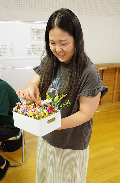 夏休み子ども講座 色とりどりの砂で重ねて作る「グラスサンドアート」の写真