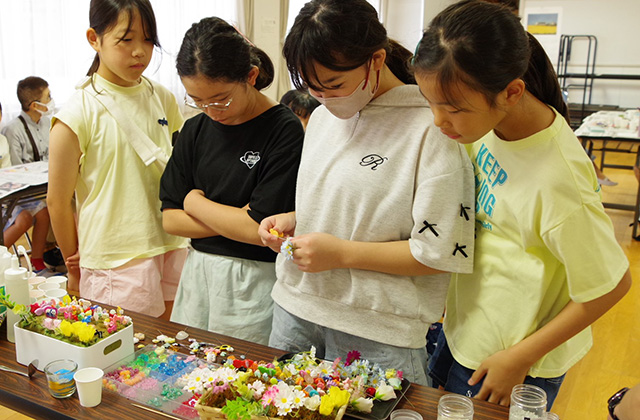 夏休み子ども講座 色とりどりの砂で重ねて作る「グラスサンドアート」の写真