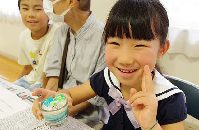夏休み子ども講座 色とりどりの砂で重ねて作る「グラスサンドアート」の写真