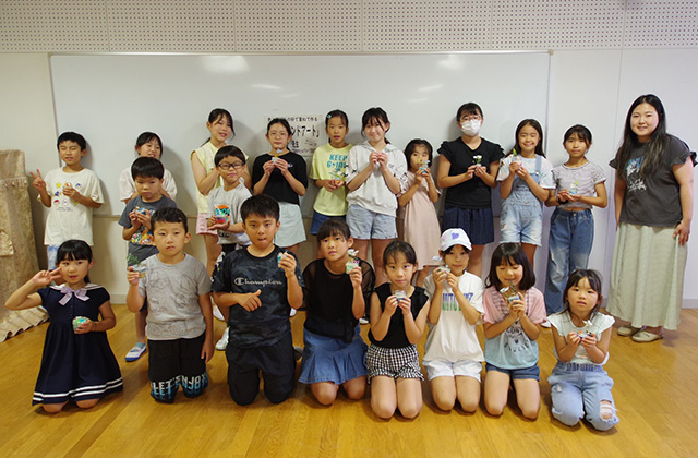 夏休み子ども講座 色とりどりの砂で重ねて作る「グラスサンドアート」の写真