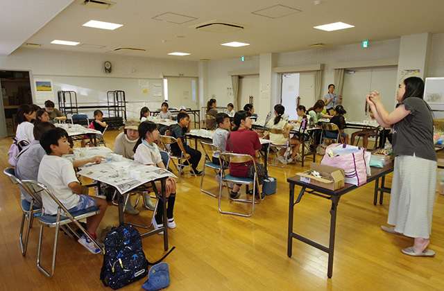 夏休み子ども講座 色とりどりの砂で重ねて作る「グラスサンドアート」の写真