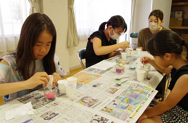 夏休み子ども講座 色とりどりの砂で重ねて作る「グラスサンドアート」の写真