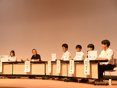 意見交流会で生徒の発表を聞く浅野市長